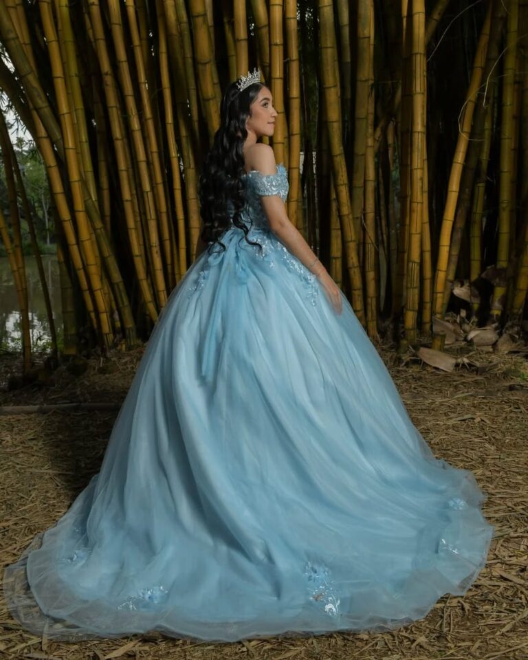 Quinceañera con vestido rosa frente a una iglesia en Cali